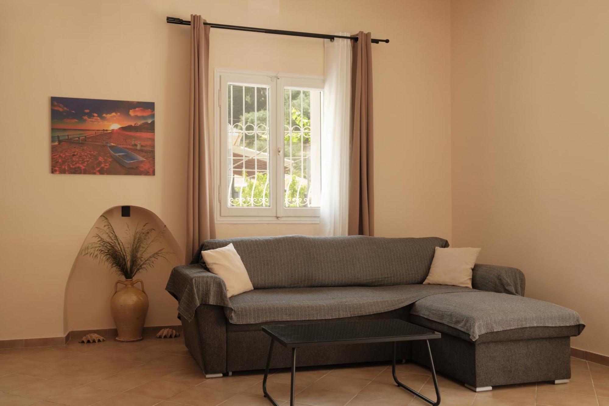 Апартаменты Agatha's Spacious Modern Apt-1