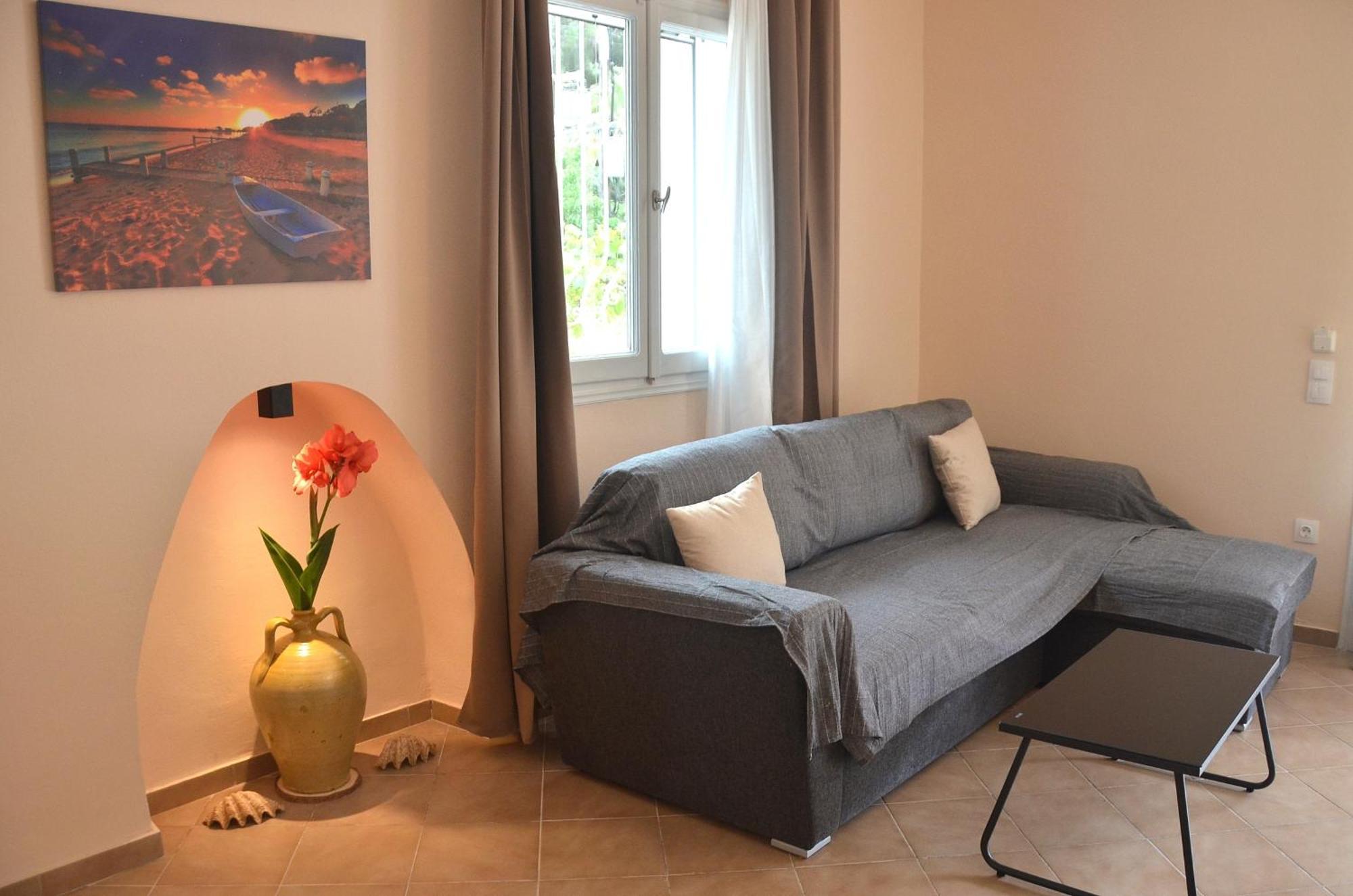 Agatha's Spacious Modern Apt-1 Peritheia
