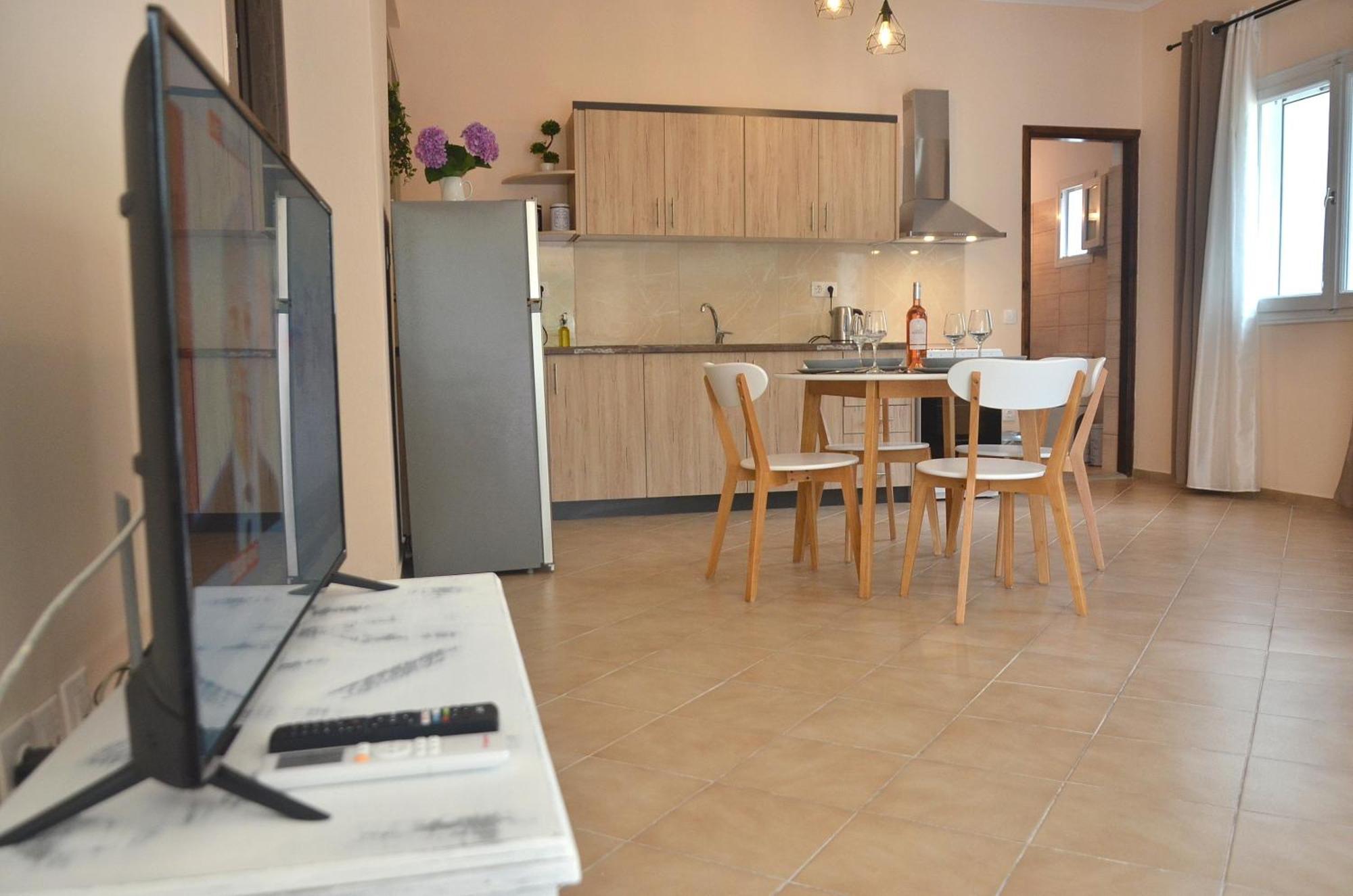 Agatha's Spacious Modern Apt-1 *