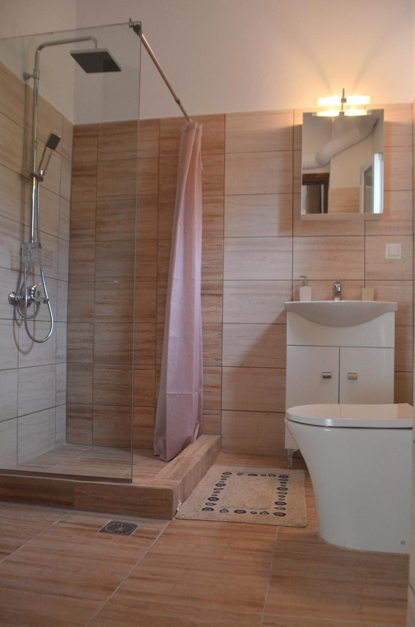 Agatha's Spacious Modern Apt-1 Peritheia