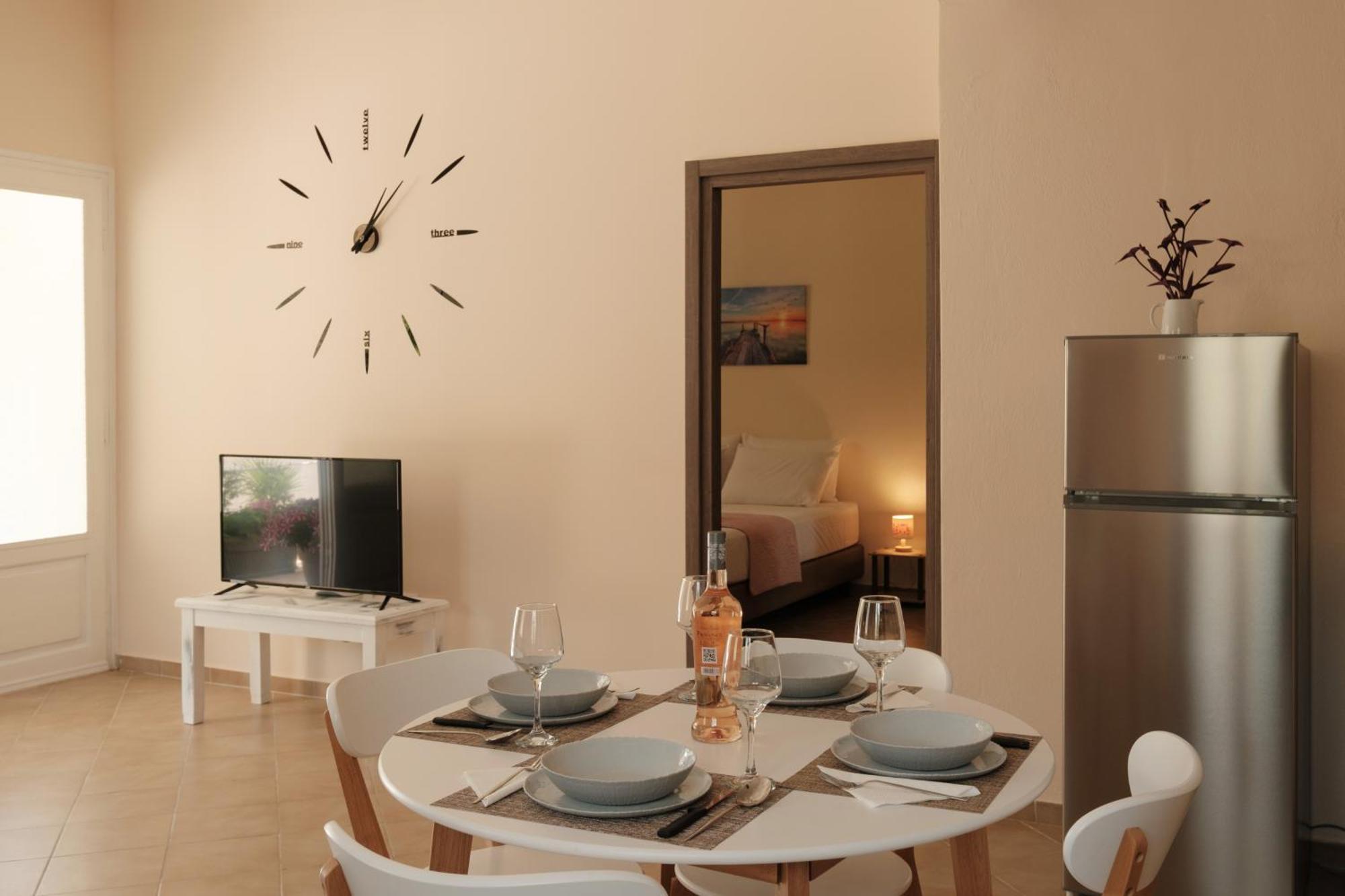 Agatha's Spacious Modern Apt-1 * Peritheia