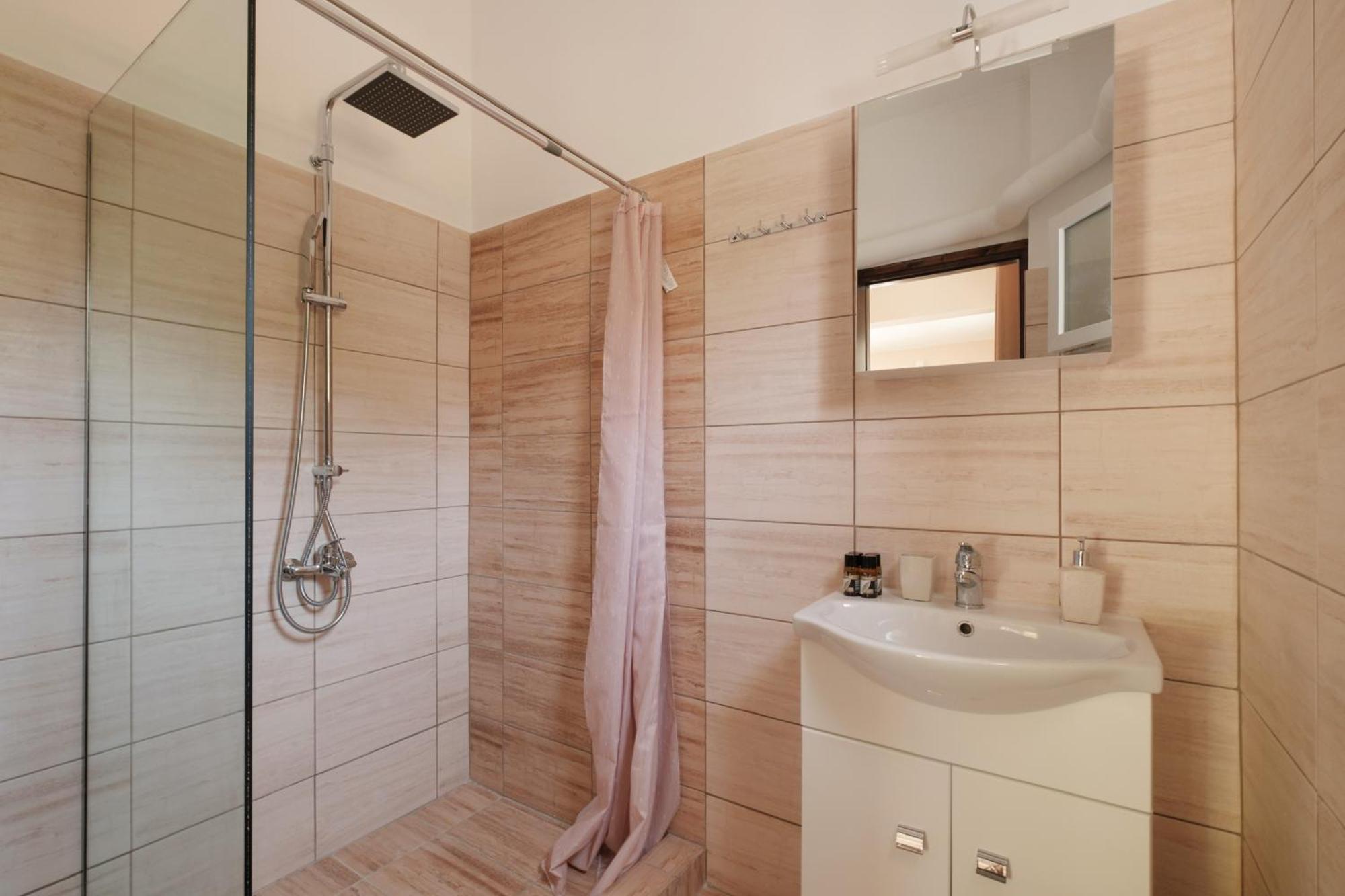 Agatha's Spacious Modern Apt-1 Apartment Peritheia