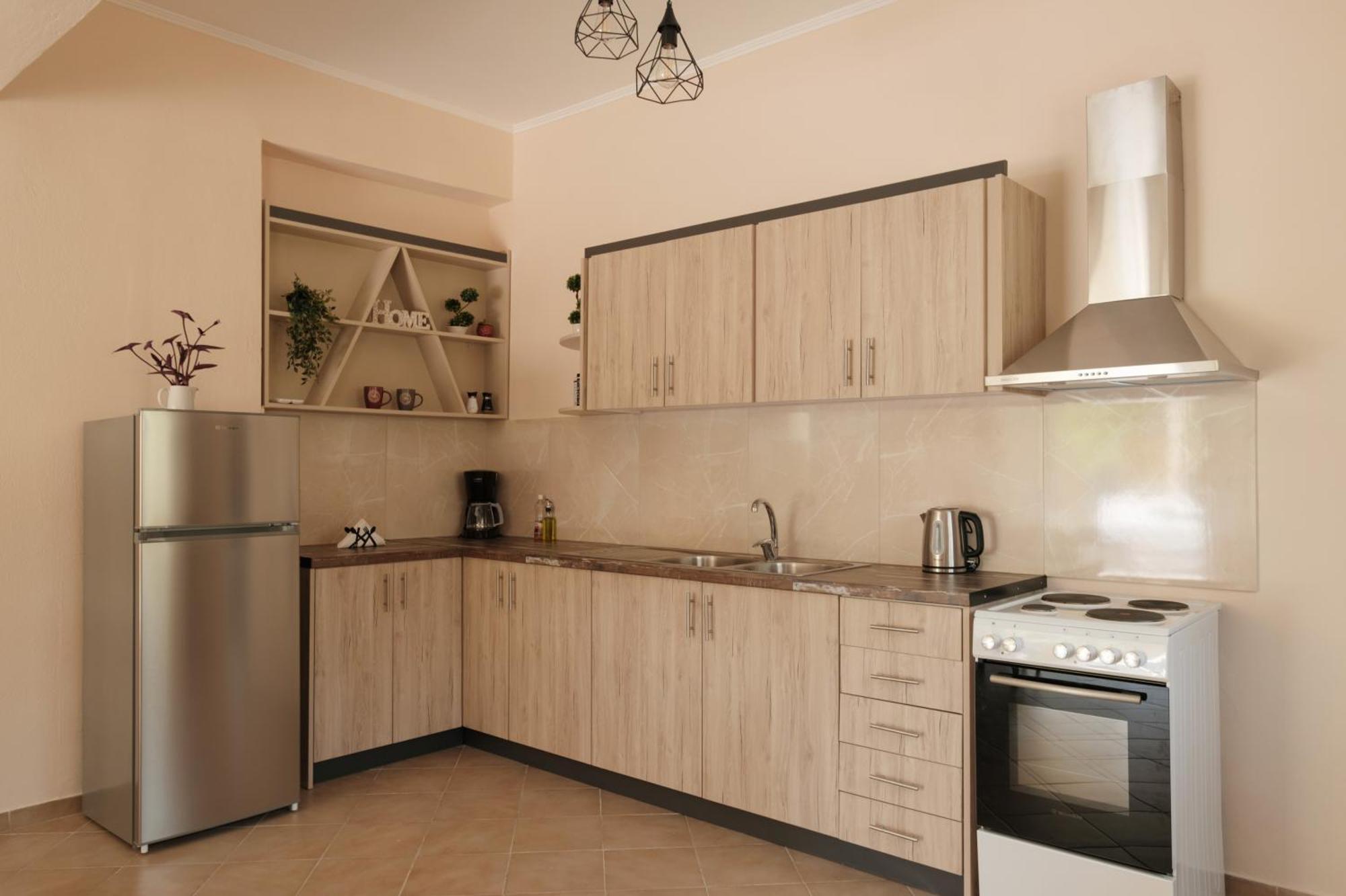 Agatha's Spacious Modern Apt-1 Peritheia